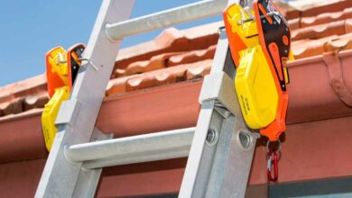 Un système d'accroche pour stabiliser et sécuriser une échelle lors de travaux en hauteur.
