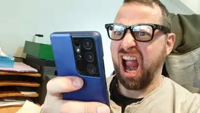 Une homme mécontent au téléphone.