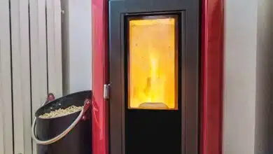 Un poêle à granulés et un radiateur.