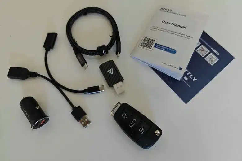 Le contenu de la boite et de l'adaptateur prise cigare (pour recharger mon téléphone au cas où.)