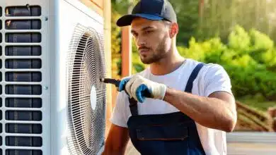 Un technicien contrôle une pompe à chaleur.