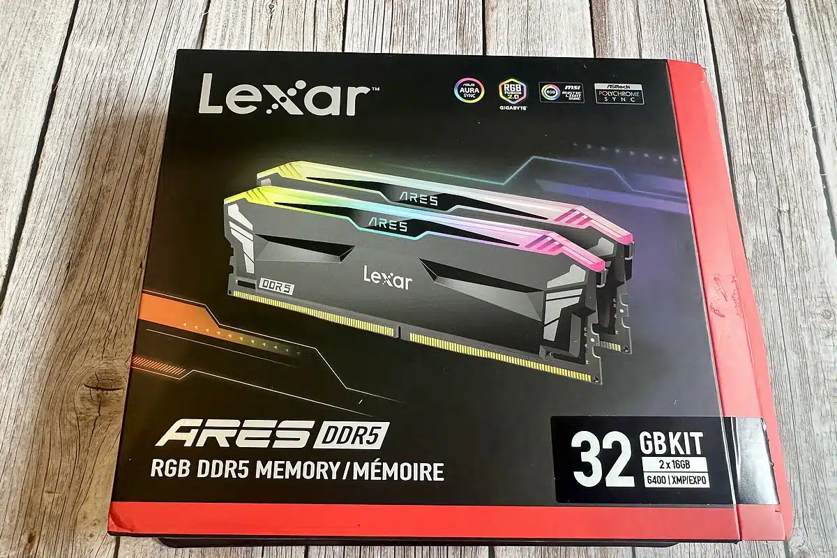 Le kit DDR5 Lexar ARES RGB 32 Go (2x16 Go) se présente dans un packaging gaming coloré, qui annonce tout de suite la couleur... et les performances.