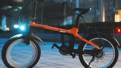 Le Kosmos F5, vélo électrique pliable sans moyeu sur sa roue avant.