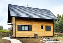 Une petite maison en bois.